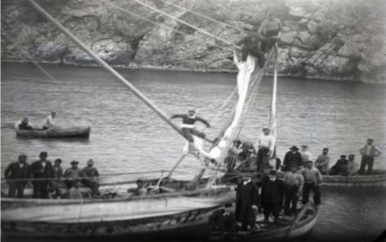 Οι σφουγγαράδες της Σύμης βουτούν στο σημείο του αρχαίου ναυαγίου στα Αντικύθηρα