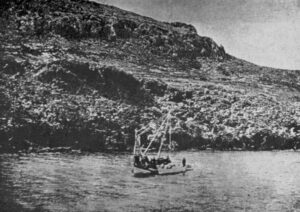 Οι σφουγγαράδες και το καίκι τους στην περιοχή όπου ανακάλυψαν το ναυάγιο
