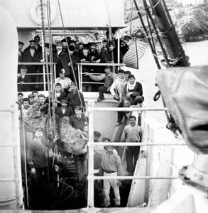Εκπρόσωποι της Κυβέρνησης, άνδρες του Πολεμικού Ναυτικού και σφουγγαράδες πάνω στο «Μυκάλη»