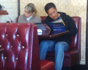 Τα ζευγάρια που κάθονται πλάι πλάι.