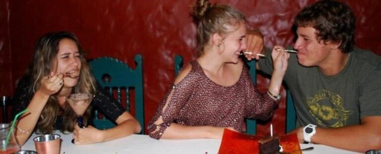 Τα ζευγάρια που ταΐζουν ο ένας τον άλλο.