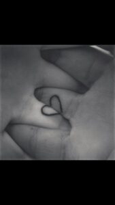 Τα ζευγάρια που δεν μπορούν να χωρίσουν επειδή τα τατουάζ τους είναι ... γραμμένα με στυλό.