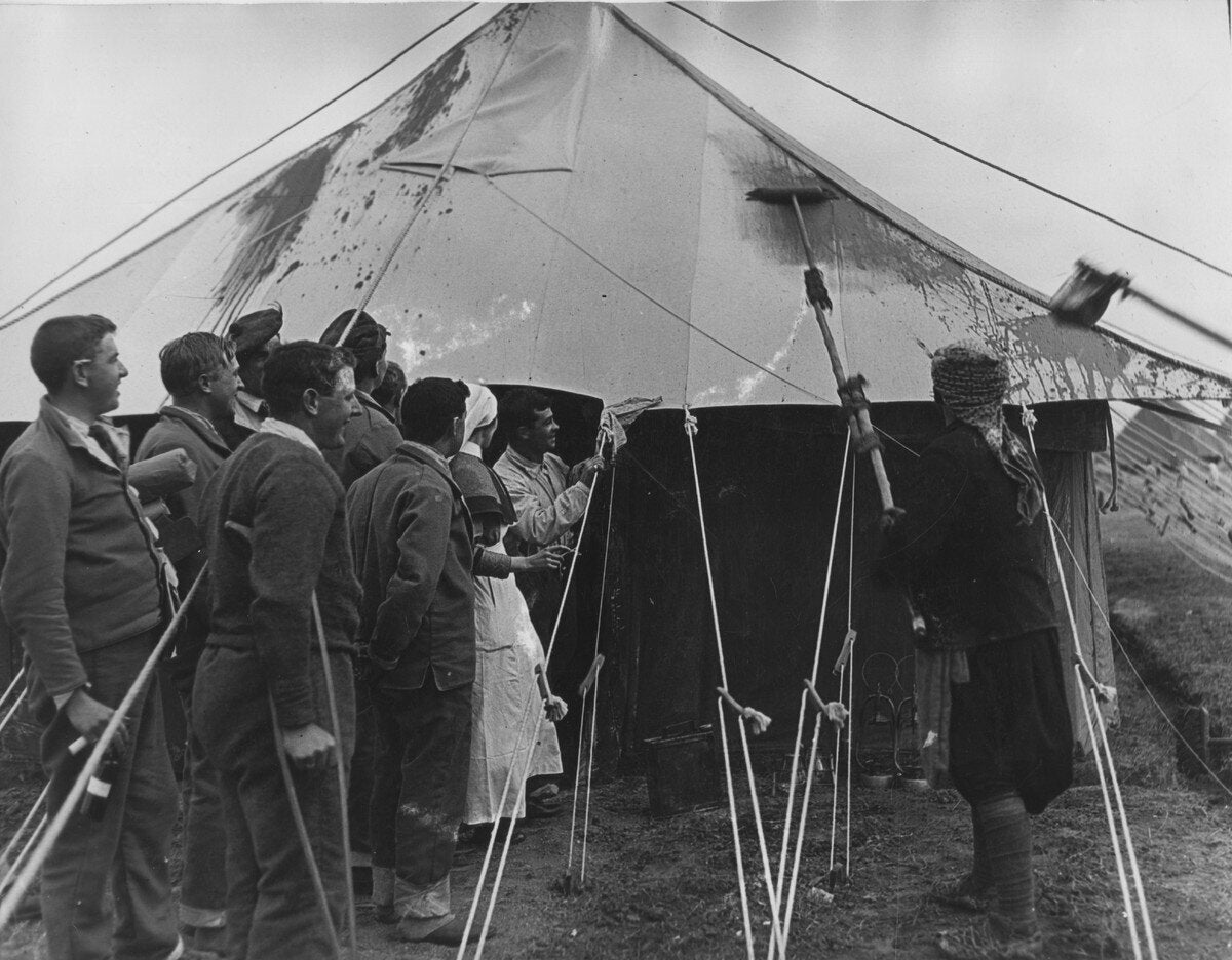 Θεσσαλονίκη: Έλληνες εργάτες βάζουν λάσπη στις τέντες των Βρεττανών για καμουφλάζ