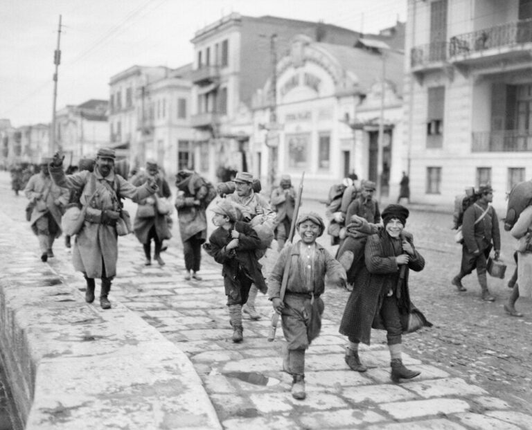 Θεσσαλονίκη 1916: Ελληνόπουλα κουβαλάνε όπλα και εφόδια ων μόλις αφιχθέντων Γάλλω στρατιωτών