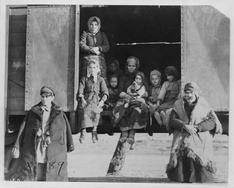  Βαλκάνια 1918 : Βαγόνι φορτηγού τρένου στεγάζει τρεις οικογένειες 