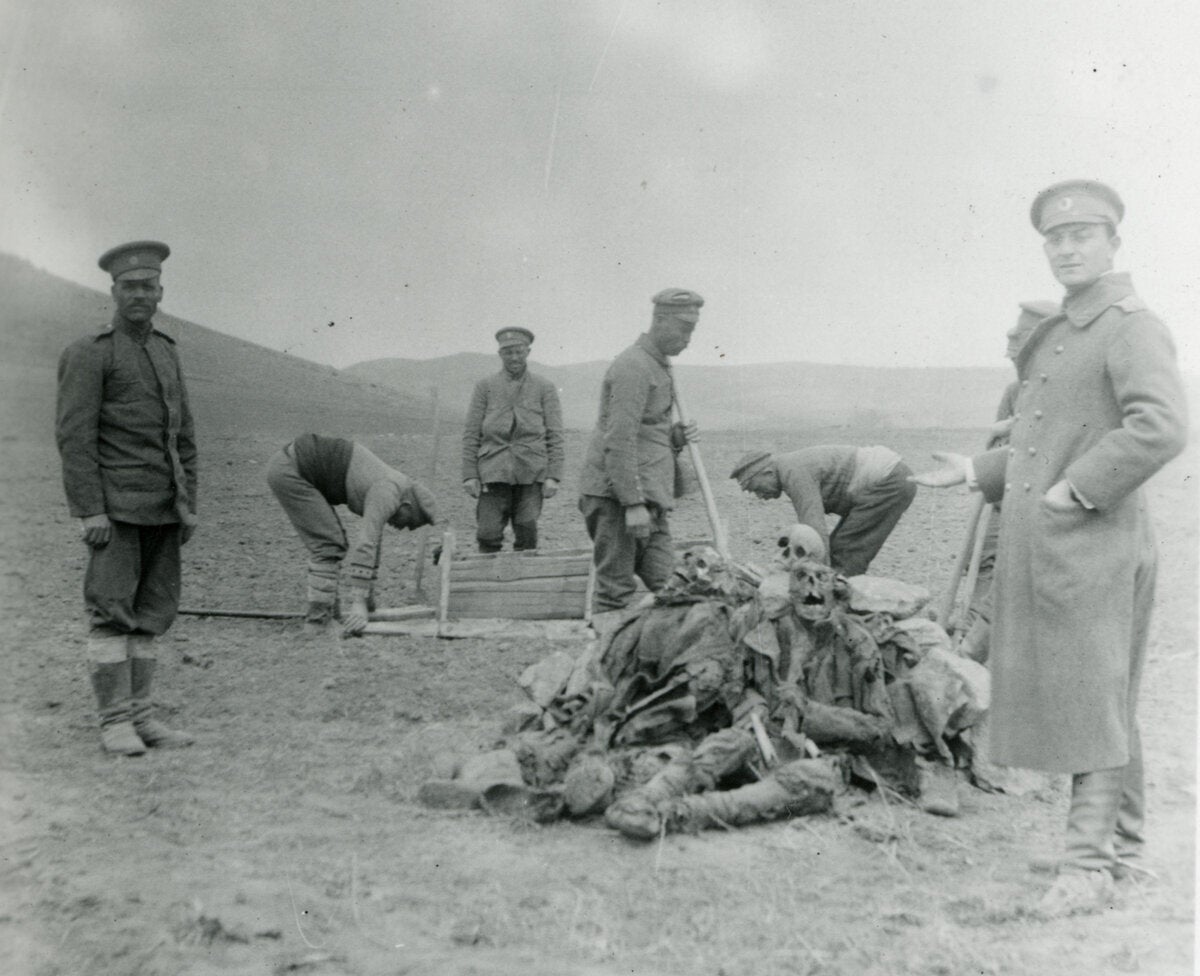 Άνοιγμα ομαδικού τάφου 
