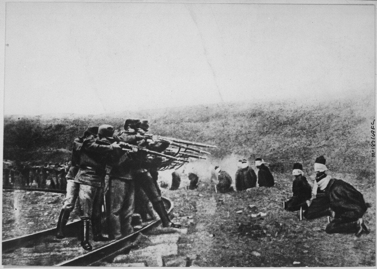 1918: Αυστρo-Oύγγροι στρατιώτες εκτελούν Σέρβους