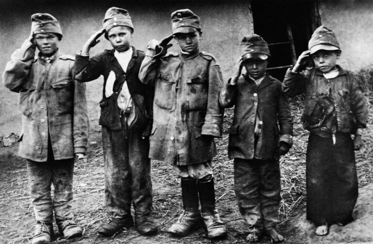 Σερβόπουλα «παίζoυν» τους στρατιώτες με πηλίκια του Αυστρο-ουγγρικού στρατού 