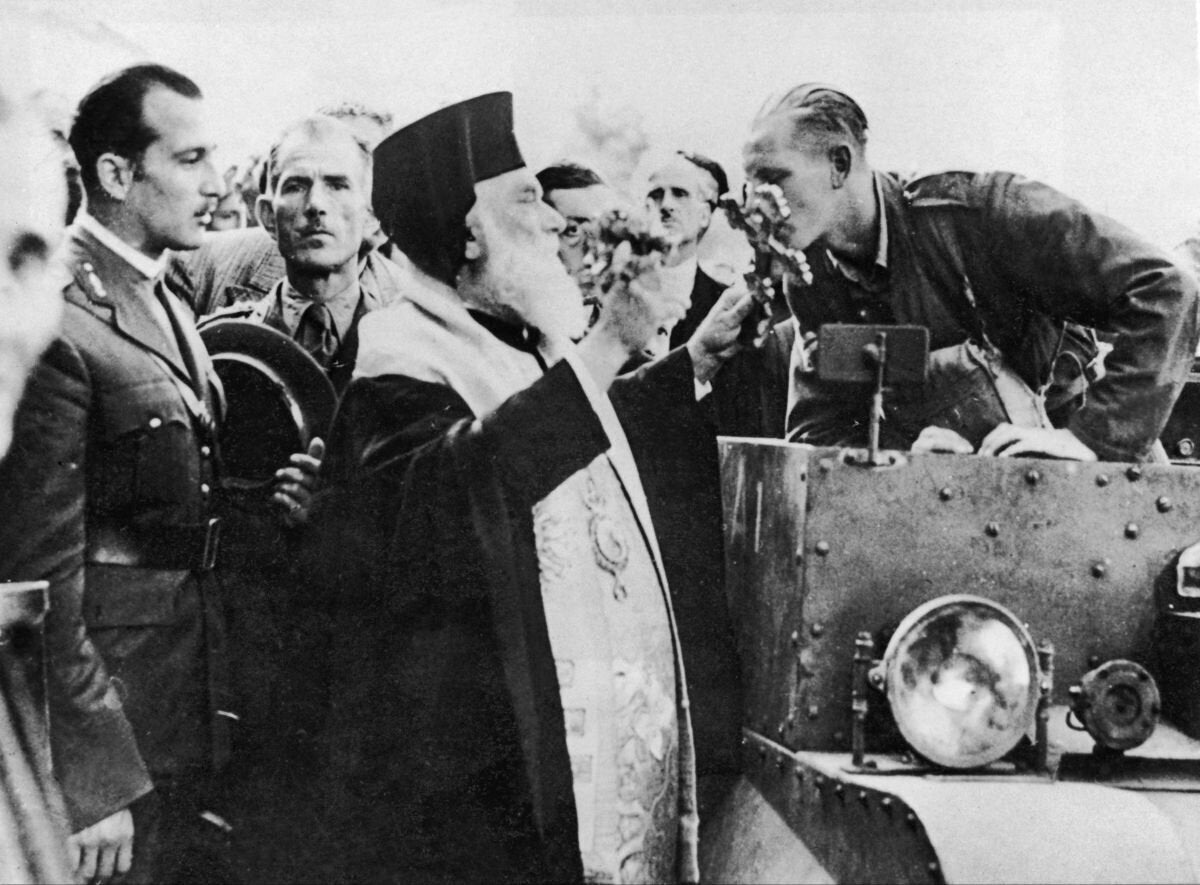 Oρθόδοξος Παπάς ευλογεί τον ελληνικό στρατό 
