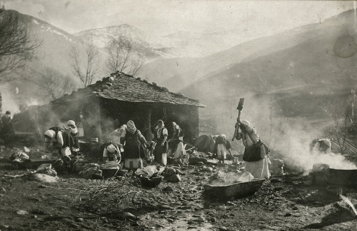 1918: Γυναίκες πλένουν δίπλα σε πηγές στο Πρίλεπ των Σκοπίων 