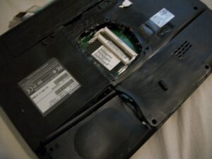 Όταν ο μπαμπάς έριξε νερό στο λάπτοπ και προσπάθησε να το στεγνώσει στον... φούρνο!