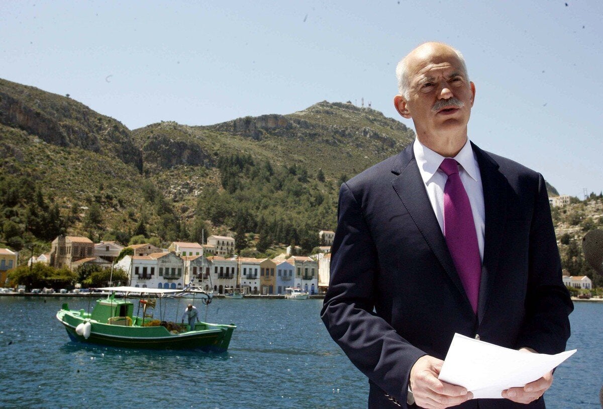 Ο ΓΙΩΡΓΟΣ ΠΑΠΑΝΔΡΕΟΥ ΑΝΑΚΟΙΝΩΝΕΙ ΤΗΝ ΠΡΟΣΦΥΓΗ ΤΗΣ ΧΩΡΑΣ ΣΤΟΝ ΜΗΧΑΝΙΣΜΟ ΣΤΗΡΙΞΗΣ