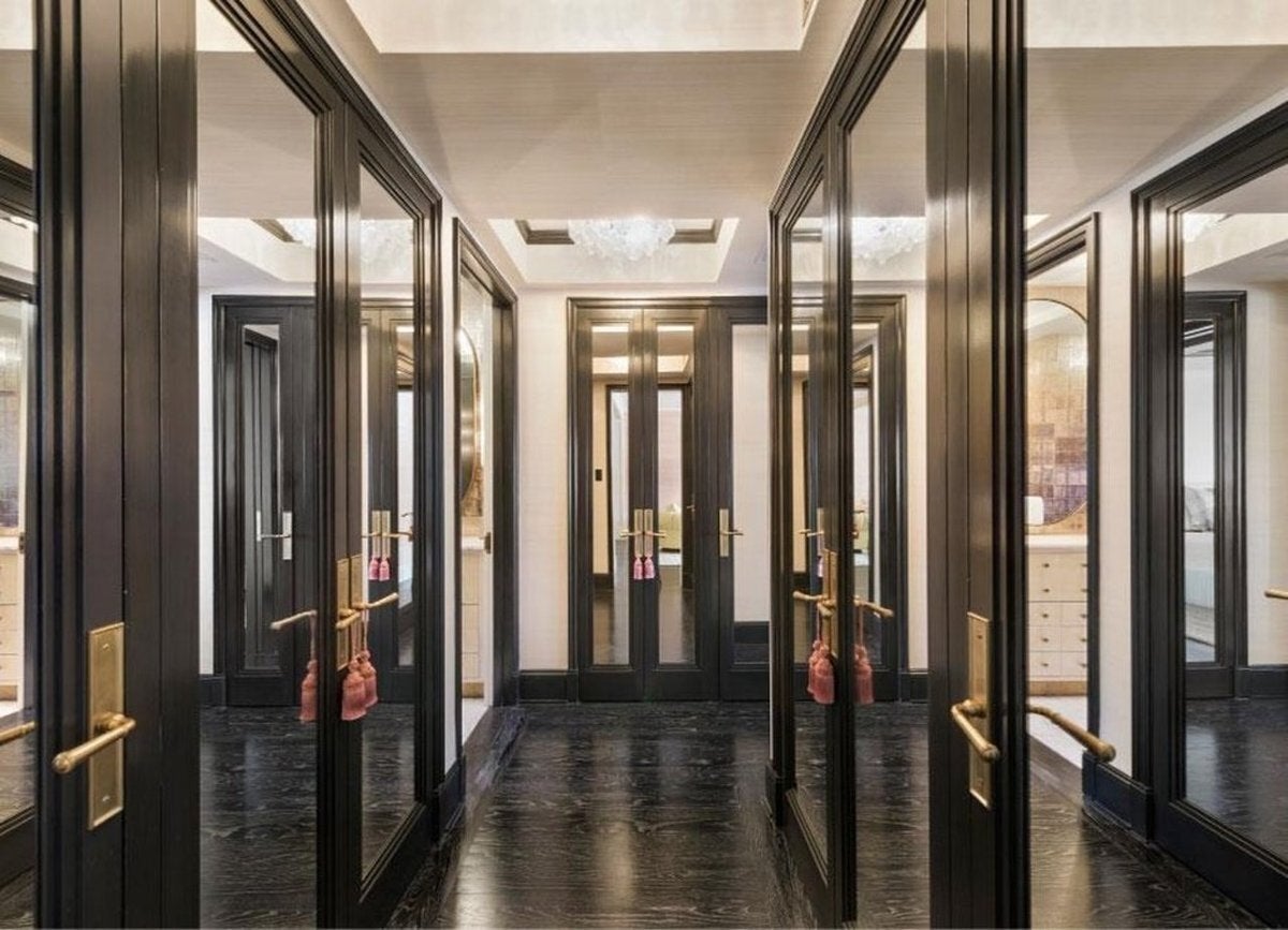 Αυτός ο τεράστιος χώρος είναι γεμάτος ντουλάπες. Σκεφτείτε πόσα παπούτσια έχει εκεί μέσα! 