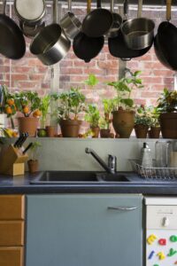 Κρεμάστε τα σκεύη σας επάνω από την κουζίνα