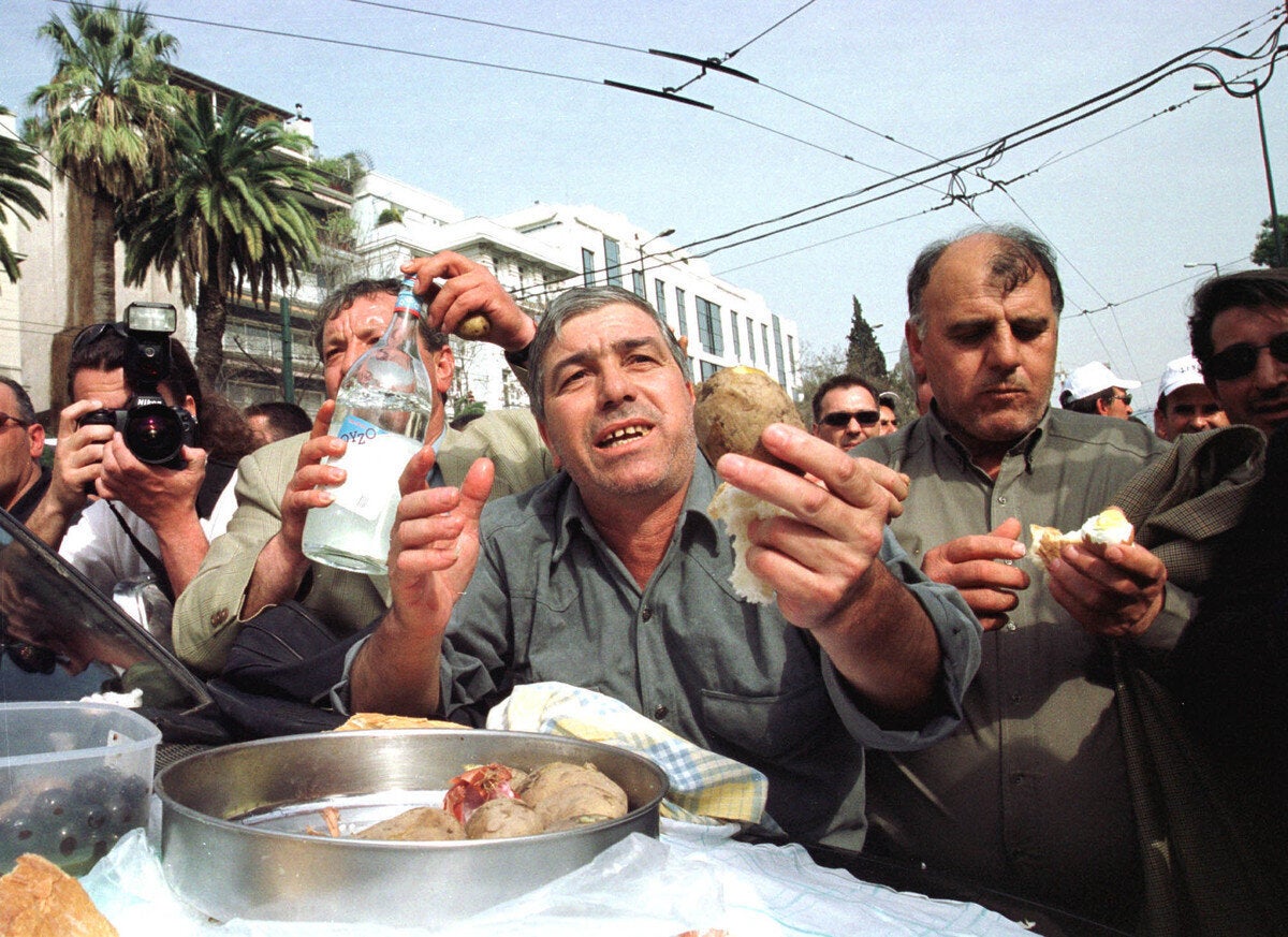 Μήδε ωμός τρώγεσαι, μήδε ψημένος