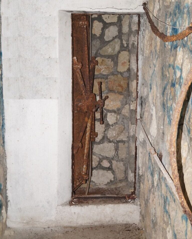 Καταφύγιο Καστέλλας (η θωρακισμένη πόρτα)
