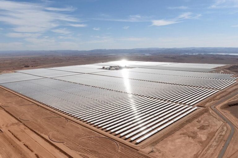 Vue aérienne des miroirs solaires de Noor I située à 20 kilomètres de Ouarzazate, le 4 février 2016, jour de son inauguration.