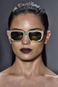 3. Σκούρα και δραματικά χείλη