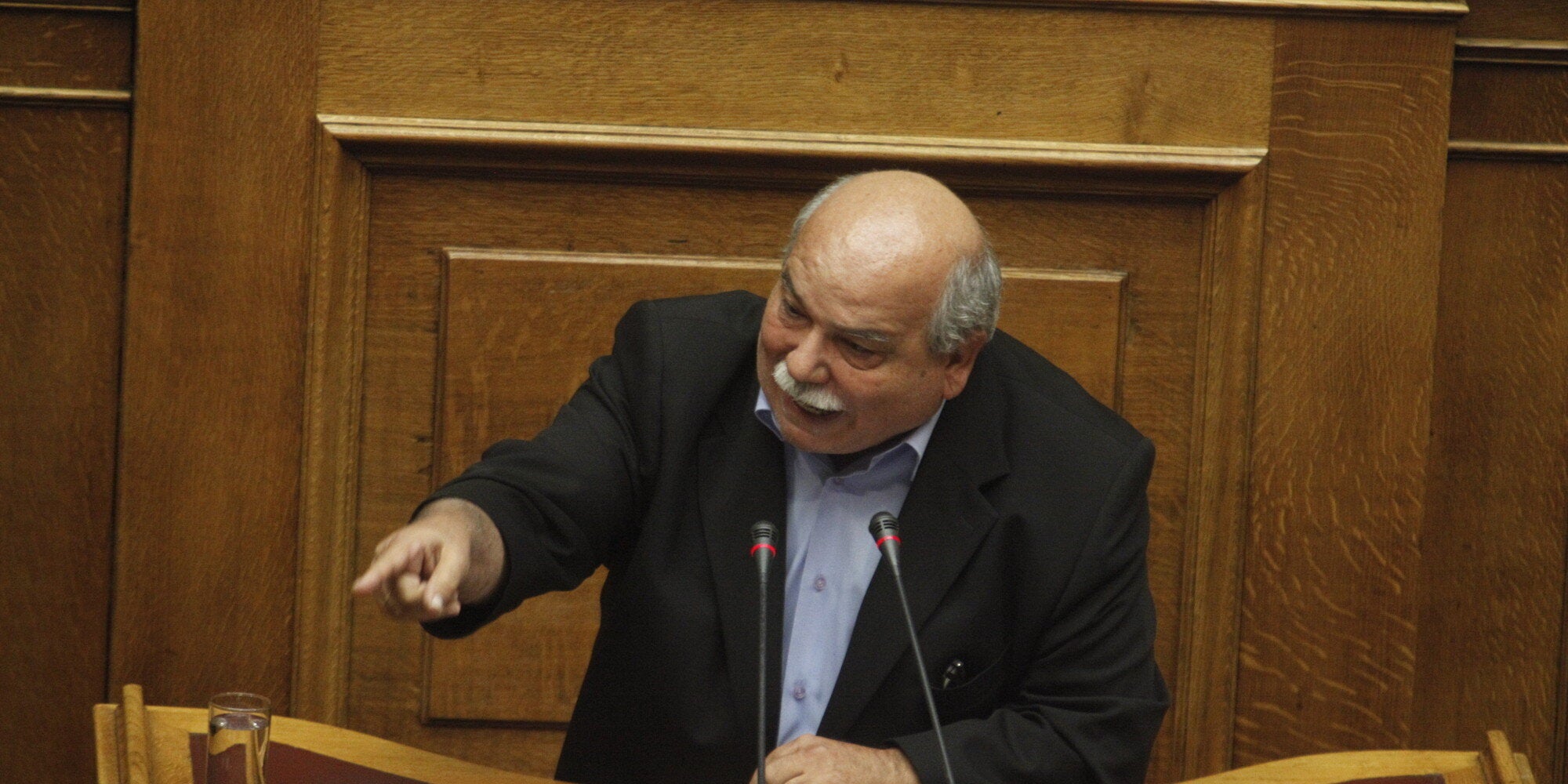 Ένταση ανάμεσα σε Μητσοτάκη και Βούτση για το ποιος «χαιδεύει» τη Χρυσή Αυγή