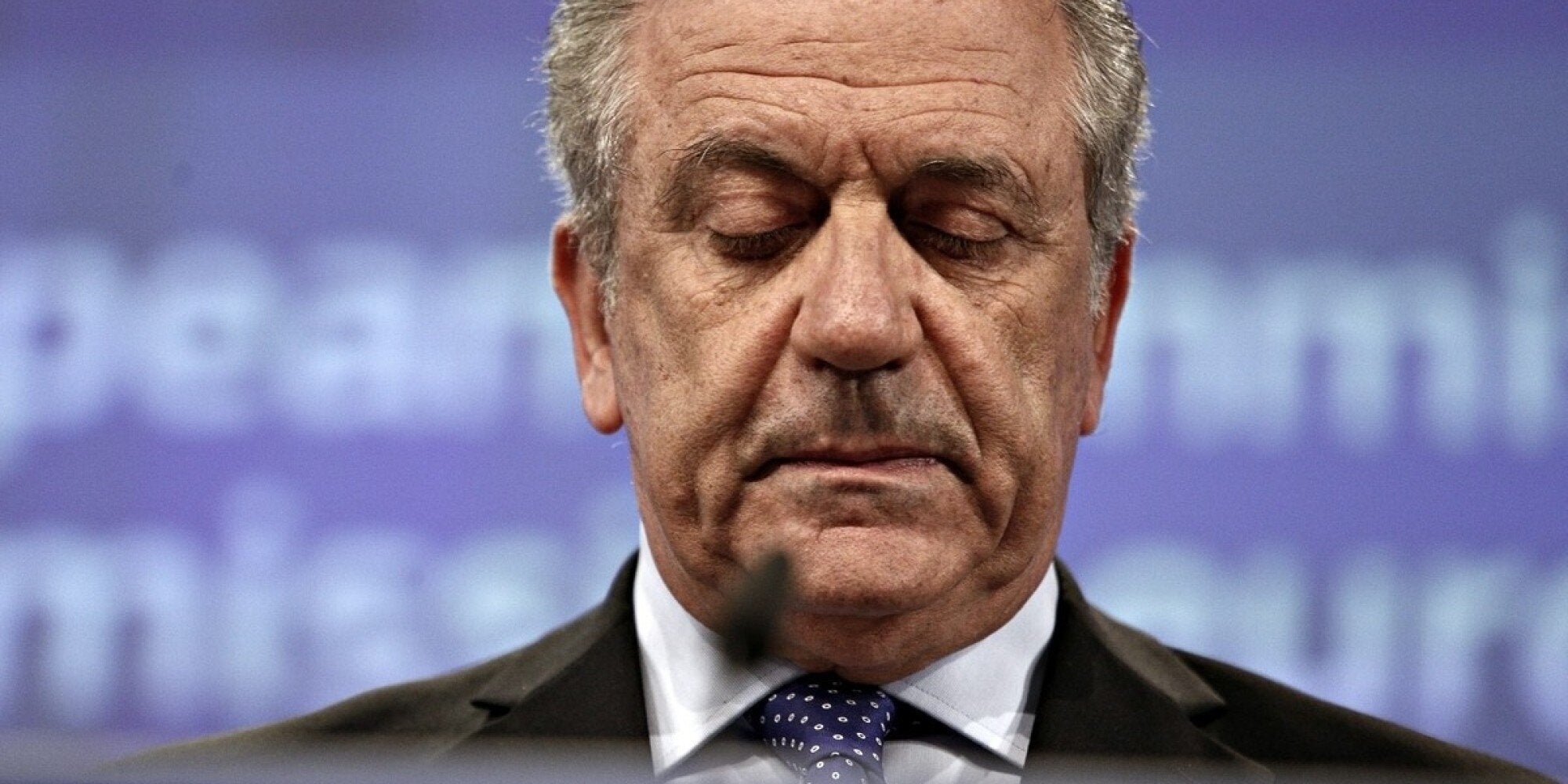 Έτινγκερ-Αβραμόπουλος στη FAZ: Πανευρωπαϊκό, αυστηρότερο αλλά δίκαιο σύστημα παροχής ασύλου