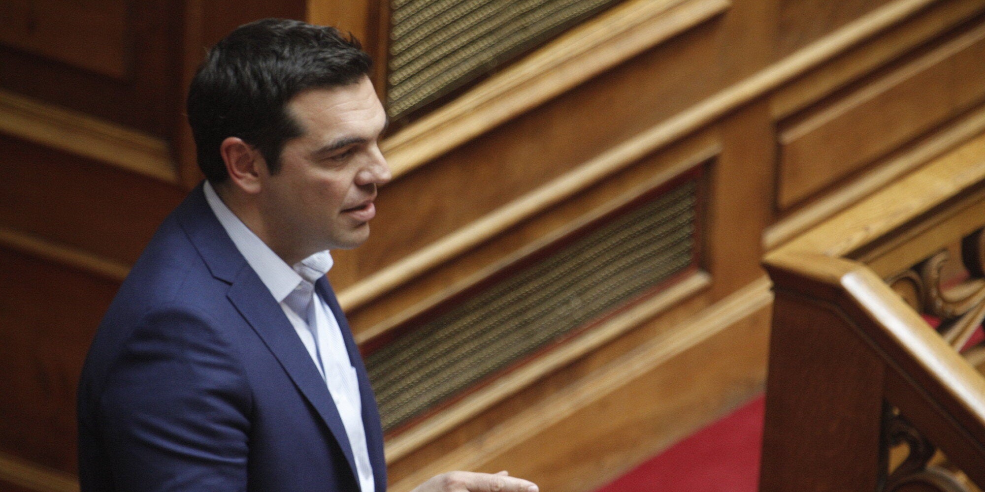Bloomberg: O Τσίπρας ρισκάρει πολιτική κατάρρευση προσπαθώντας να αλλάξει τον εκλογικό νόμο