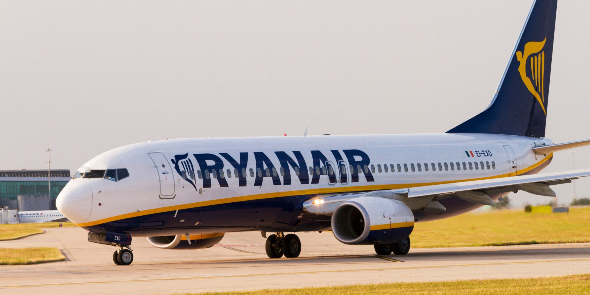 Επιβάτης της Ryanair τρέχει ανενόχλητος σε πίστα αεροδρομίου για να προλάβει το αεροπλάνο. Και τα καταφέρνει