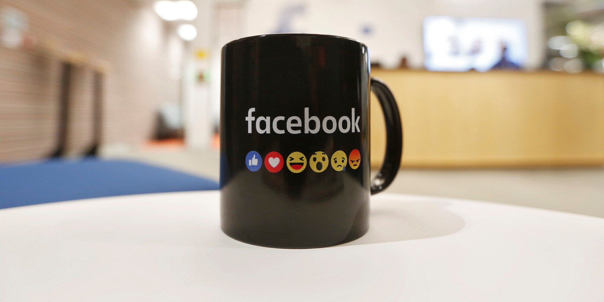 Θες δεν θες στο Facebook θα τις βλέπεις. Η εταιρεία μπλοκάρει το λογισμικό που μπλοκάρει τις διαφημίσεις