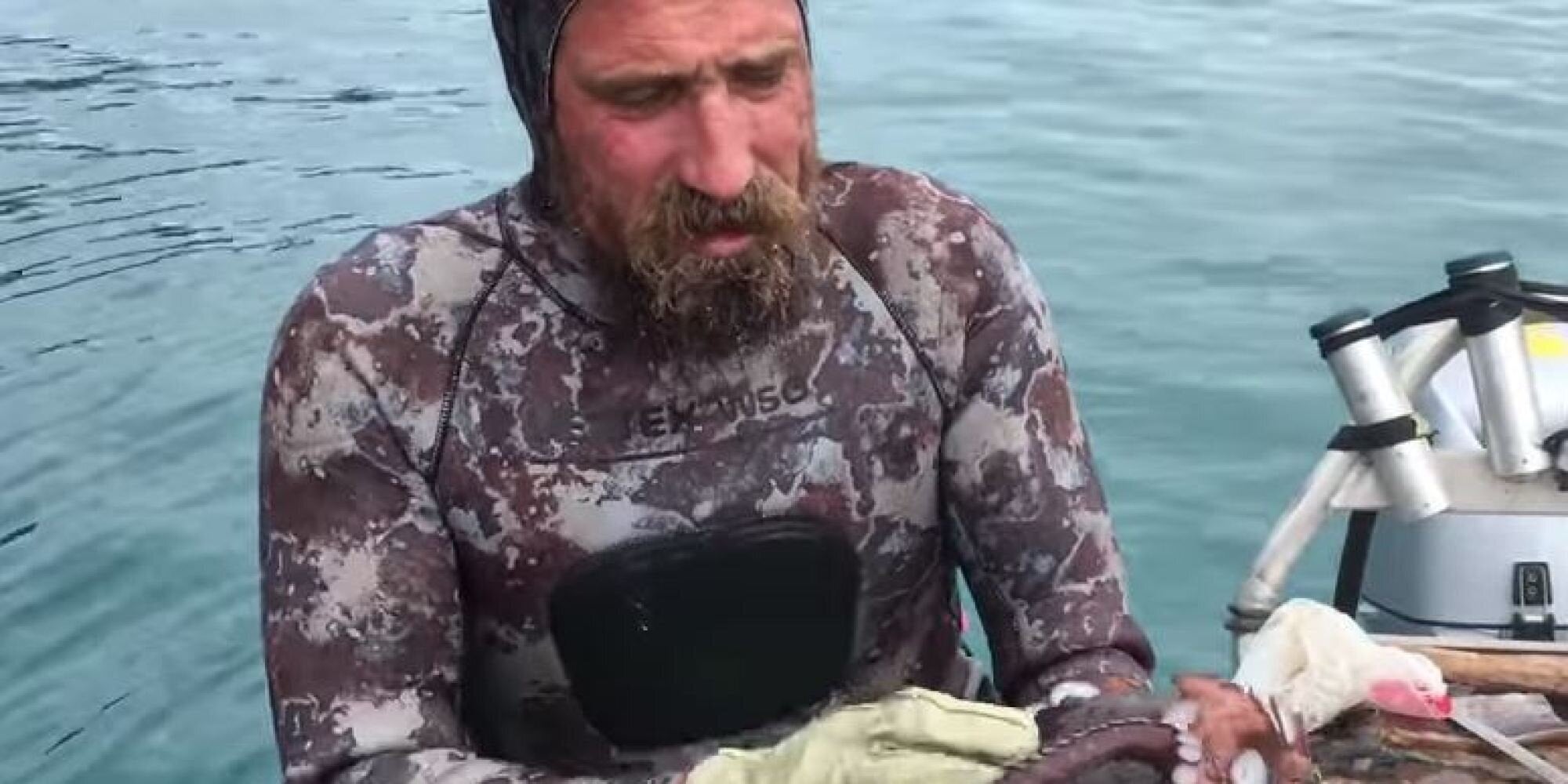 Νεοζηλανδός ψαράς σκοτώνει ένα χταπόδι με τον πιο αηδιαστικό τρόπο που έχετε δει ποτέ στη ζωή σας