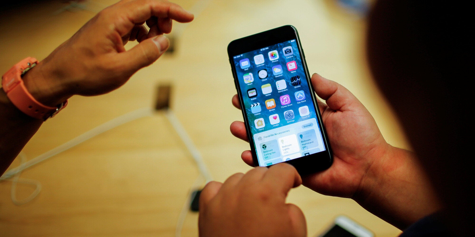 Χαμός στο Ίντερνετ με συσκευές που ανατινάζονται: Αναφορές για έκρηξη iPhone 7 και καταστροφές (και) πλυντηρίων της Samsung