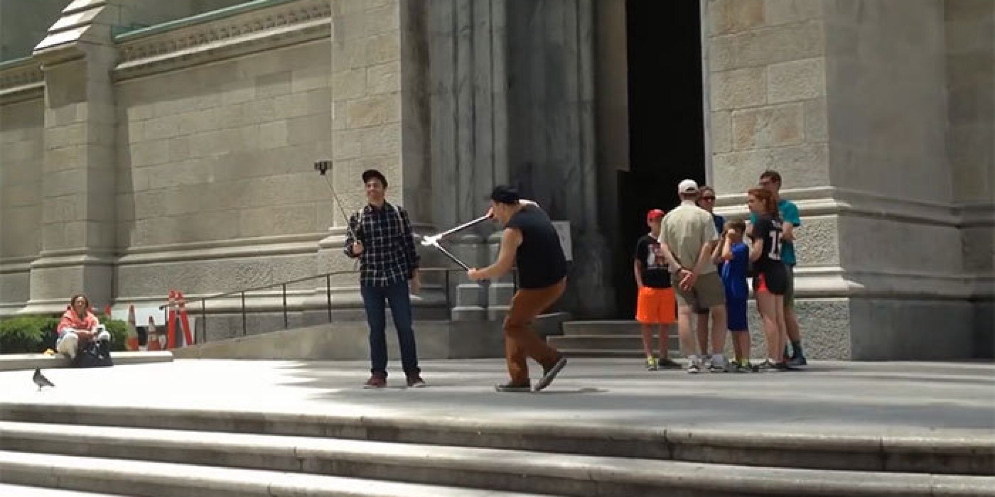 Ο YouTuber που επιτίθεται με κλαδευτήρι στα selfie sticks