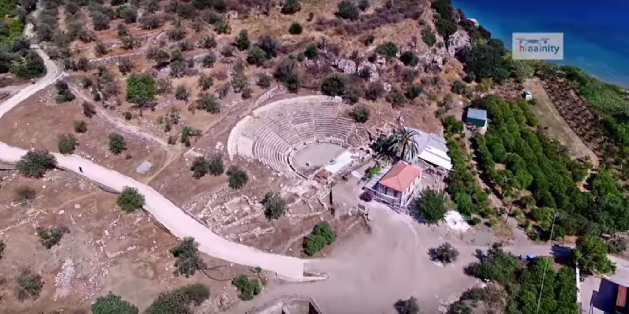 Γνωρίζατε ότι υπάρχει στην Ελλάδα μικρογραφία του Θεάτρου της Επιδαύρου δίπλα σε βυθισμένη πόλη;