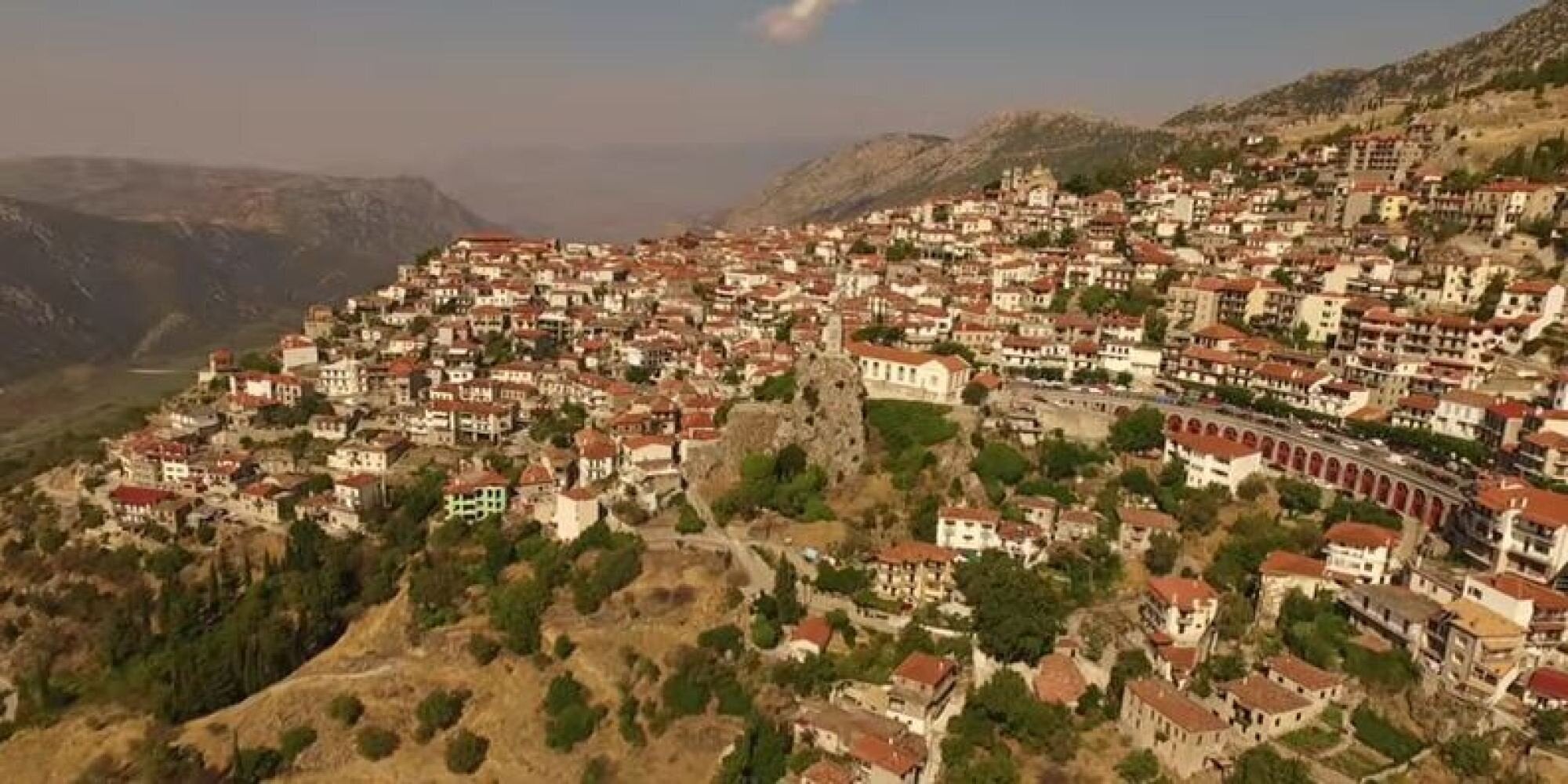 Αράχωβα: Η «Μύκονος» του χειμώνα από ψηλά