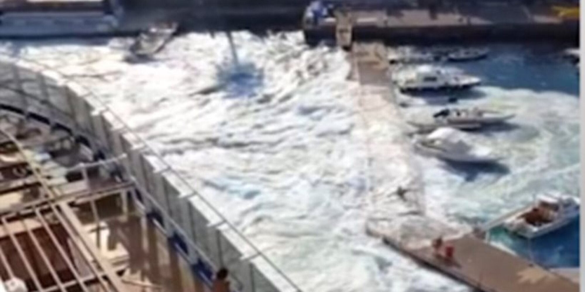 «Τσουνάμι» από το κρουαζιερόπλοιο Carnival Vista κάνει συντρίμμια αποβάθρα