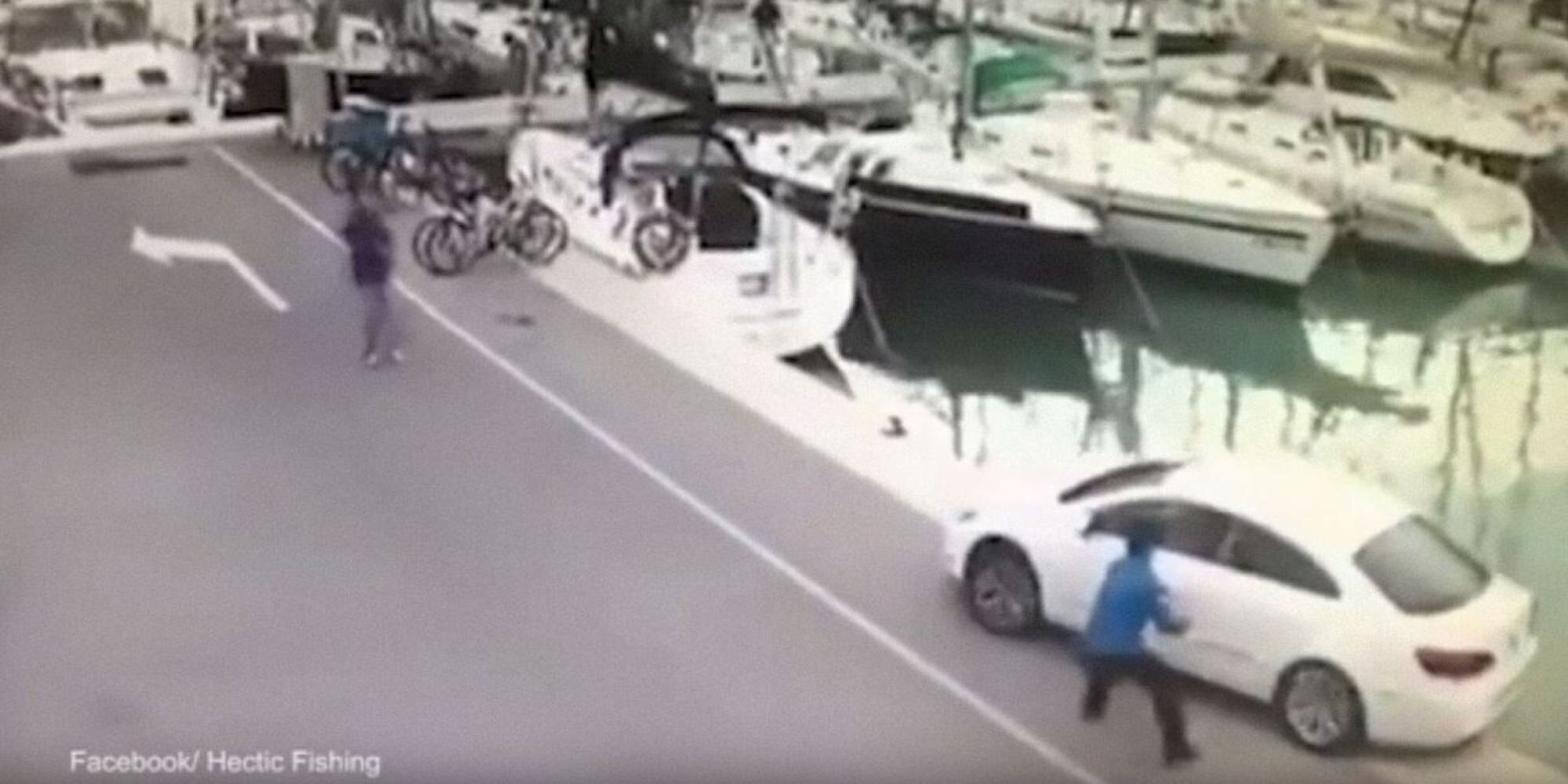 Το βίντεο με τον ξεχασιάρη ψαρά που έγινε viral. Έπρεπε να… ψαρέψει το αυτοκίνητό του από τη θάλασσα