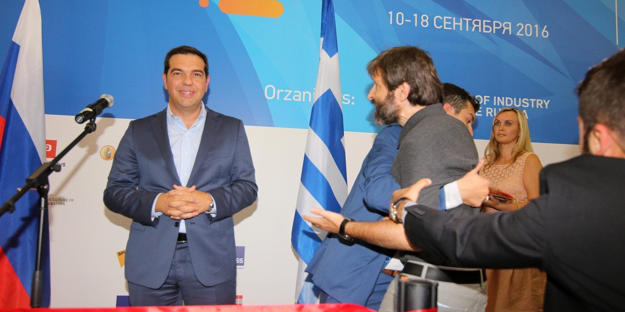 Απομακρύνθηκε άνδρας που επιχείρησε να πλησιάσει τον Αλέξη Τσίπρα. Ρωτούσε γιατί δεν συνεργάστηκε με Σαμαρά