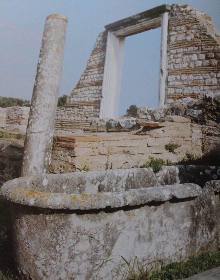 Βασιλικη Β, Αίθριο