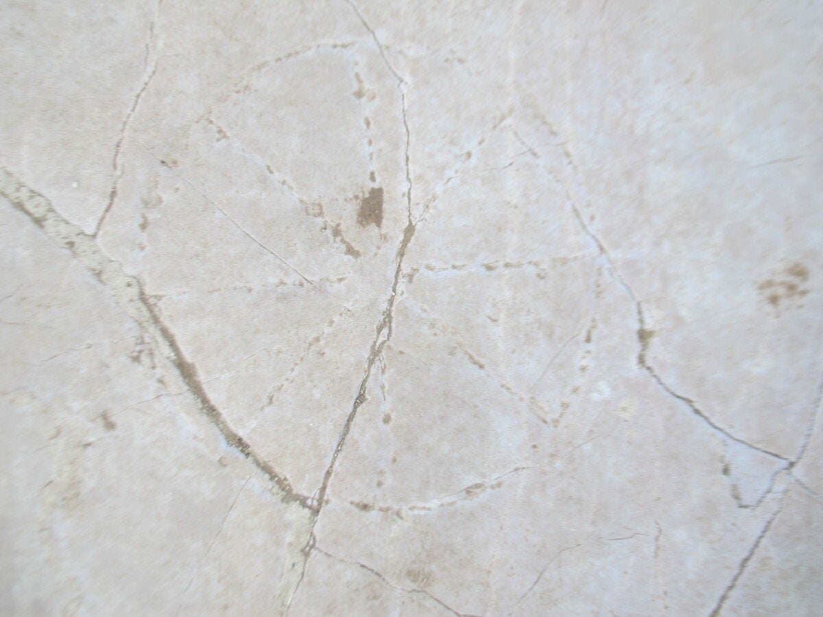 Παιχνίδι παιδιών χαραγμένο στην πλακόστρωση δρόμου της πόλης