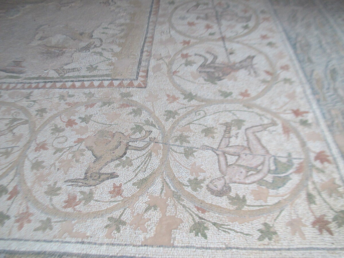 Ψηφιδωτό δάπεδο με σκηνές κυνηγιού στην Βασιλική Β