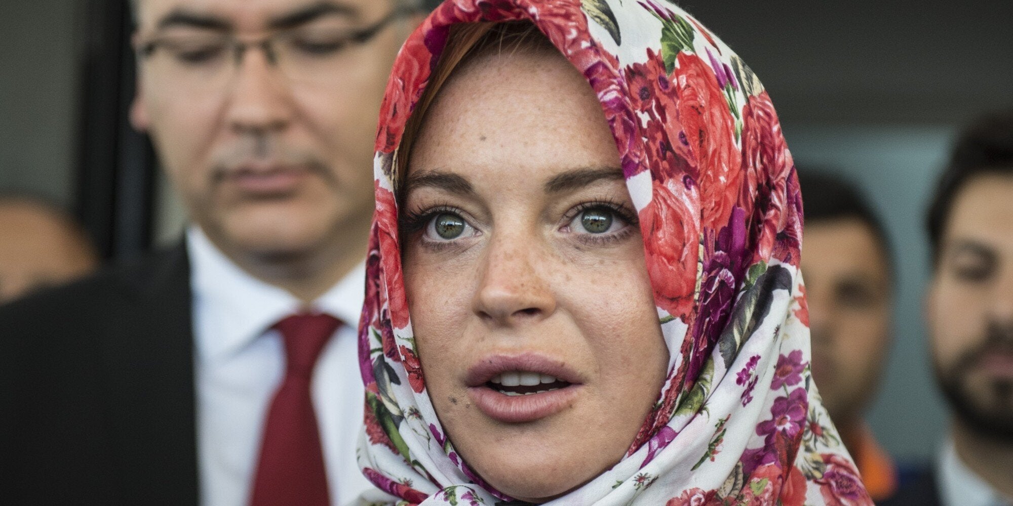 Ποιος είπε η Lindsay Lohan δεν είναι πολιτικοποιημένη; Φόρεσε μαντίλα, πήγε Τουρκία και «ερωτεύτηκε» τον Ερντογάν