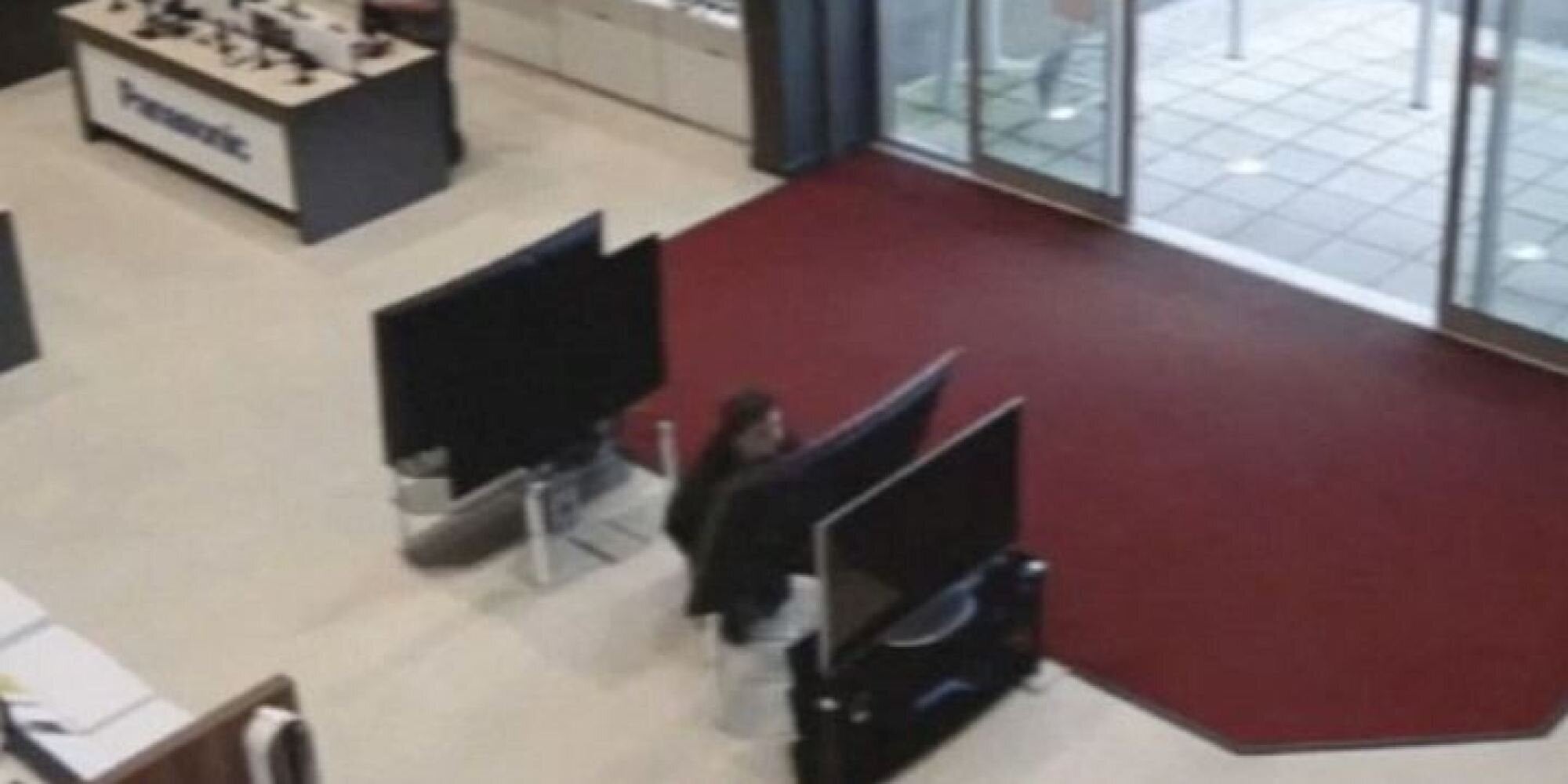 Με μια κίνηση κατάστρεψε τηλεοράσεις αξίας 7000 δολαρίων