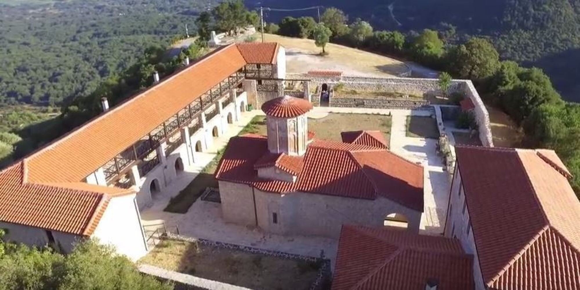 Η Μονή Σωσσίνου από ψηλά