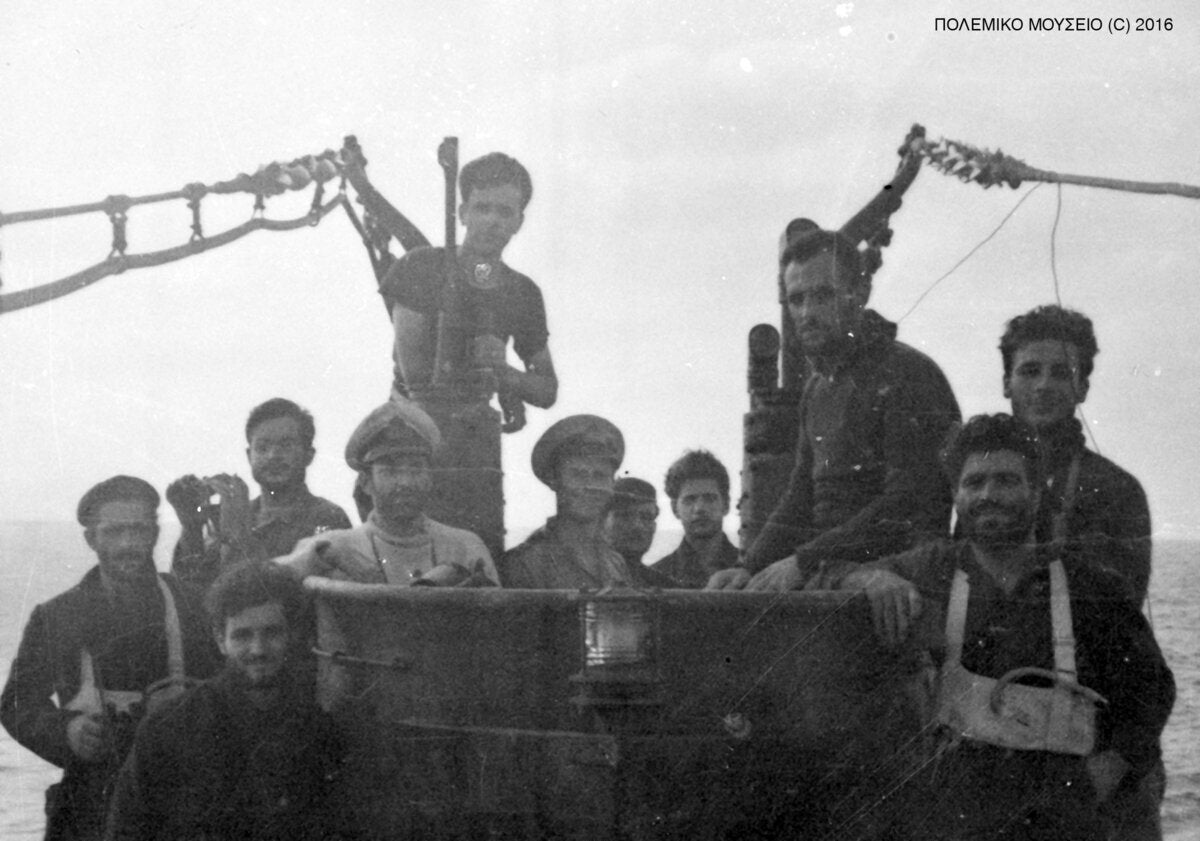Υποβρύχιο «Νηρεύς», έξω από το Πορτ Σάϊντ, αναπνέοντας καθαρό αέρα μετά από 20ήμερη περιπολία