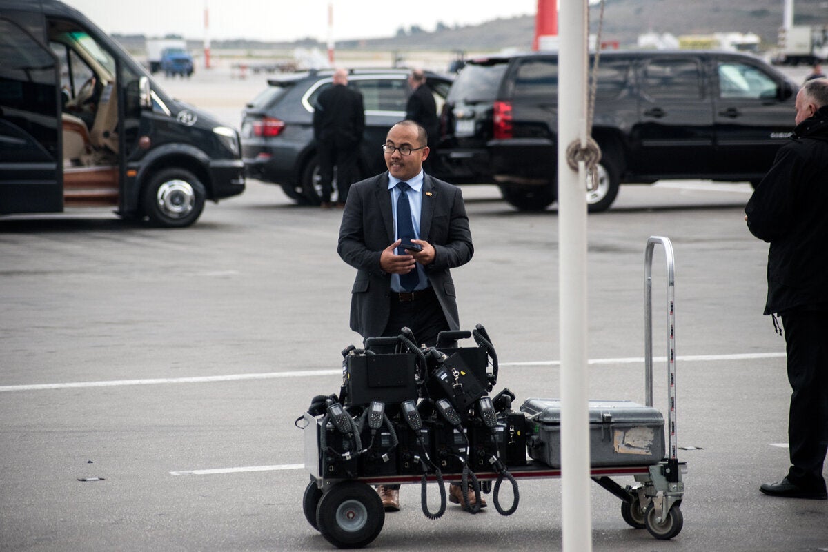 Περιμένοντας τον Ομπάμα. Στο βάθος μερικά από τα τεθωρακισμένα οχήματα που τον συνοδεύουν.