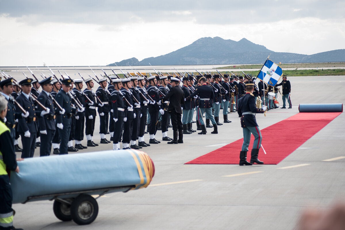 Το κόκκινο χαλί στρώθηκε και (ξανα)στρώθηκε