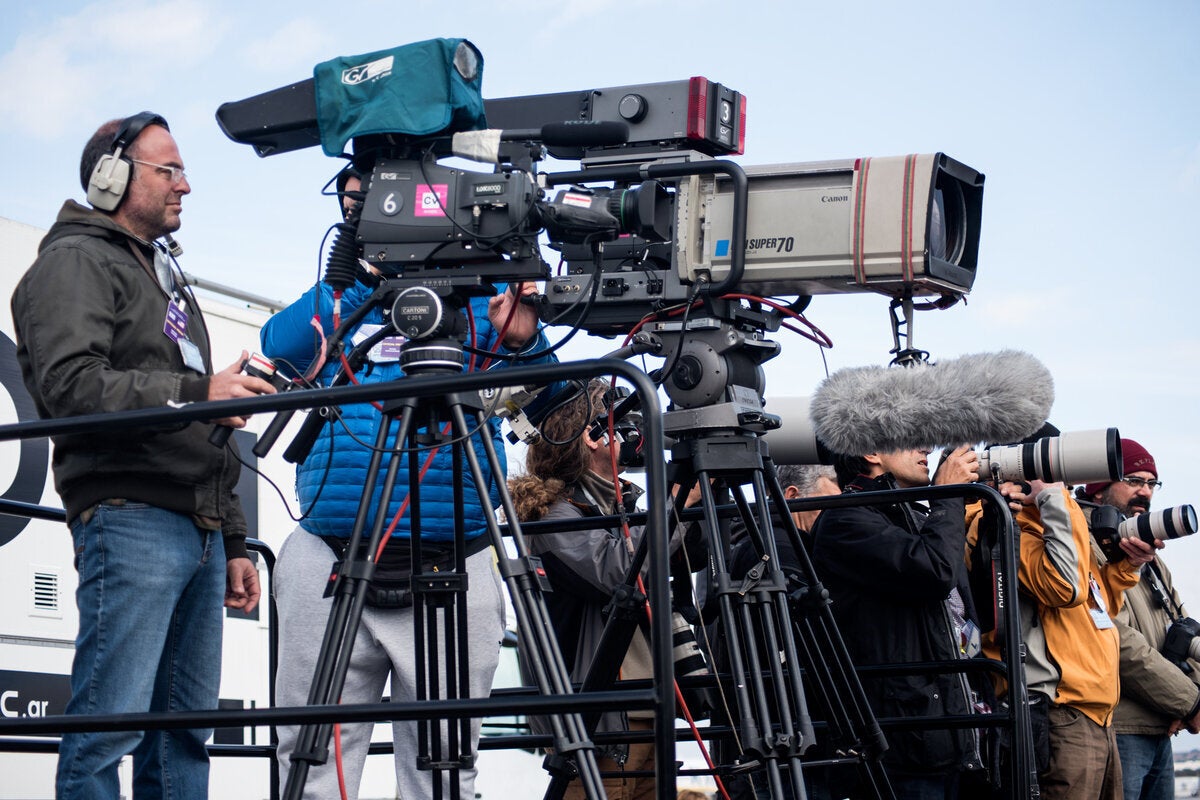 Η υπερυψωμένη πλατφόρμα των καναλιών.Στο βάθος αυτή των φωτογράφων.