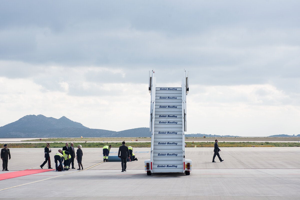Η σκάλα περιμένει, το χαλί (ακόμα) στρώνεται.
