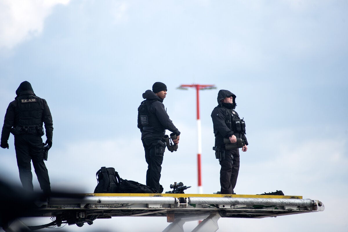 Τέσσερις ελεύθεροι σκοπευτές βρίσκονταν από κάθε πλευρά του αεροσκάφους.