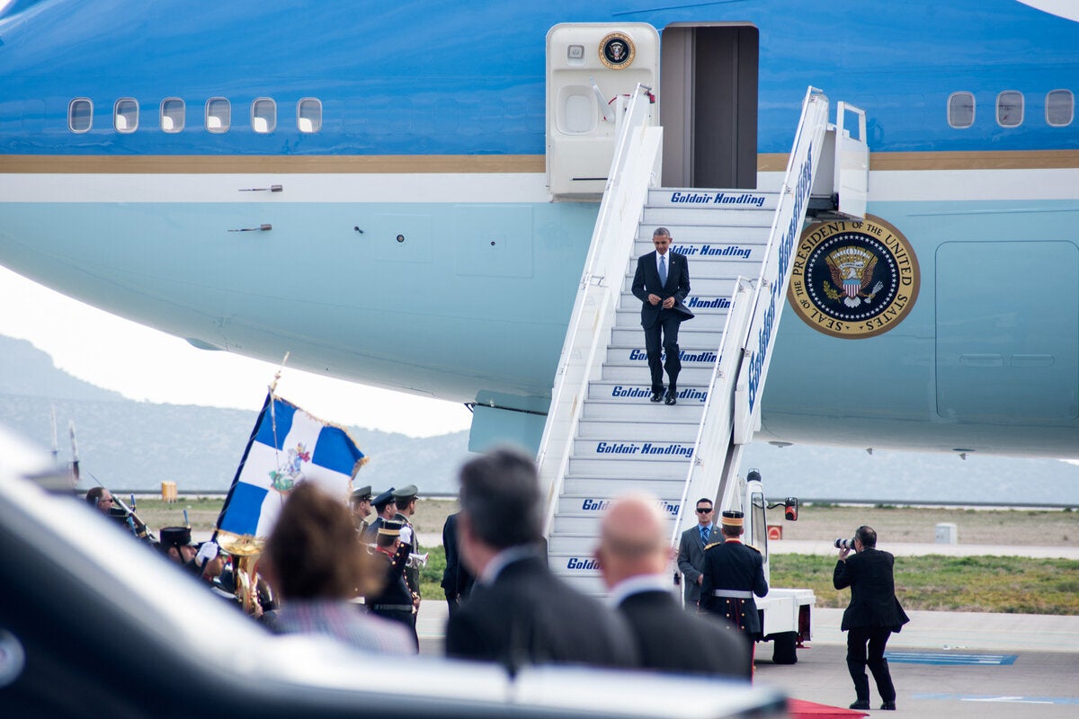 Ο Πρόεδρος Ομπάμα κατεβαίνει τα σκαλιά σχεδόν τρέχοντας.