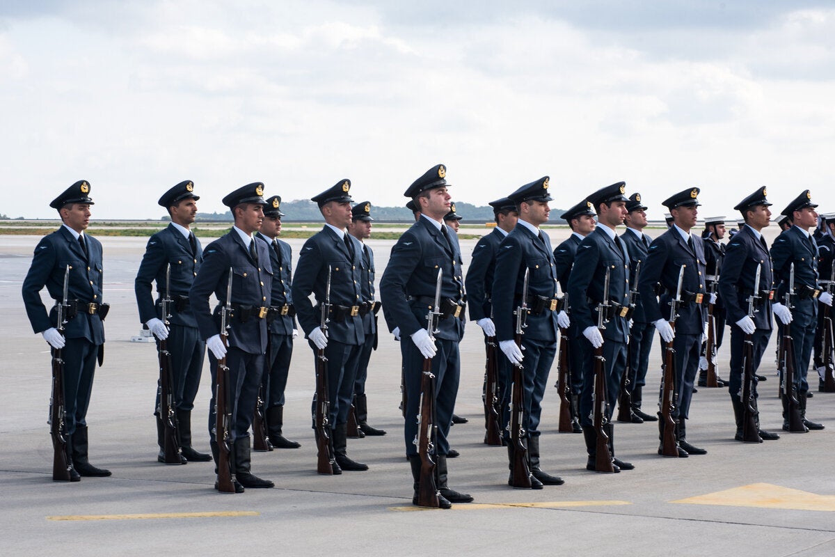 Το άγημα αναμένει