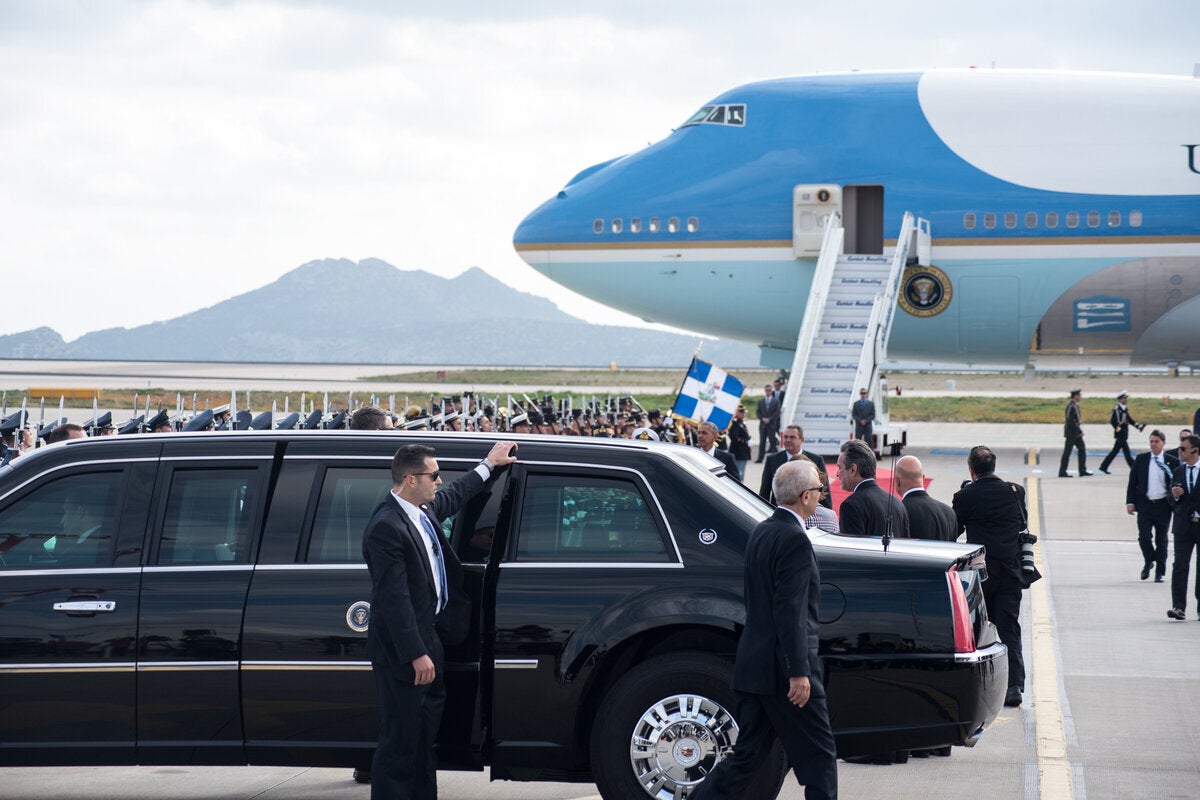 Λίγο πριν ο Πρόεδρος Ομπάμα μπει στο αυτοκίνητο.